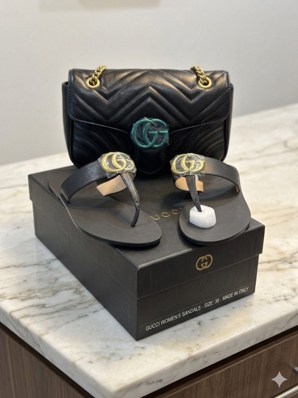 🖤 Elegant black luxury-inspired sandal set
✨ Stylish gold detail with